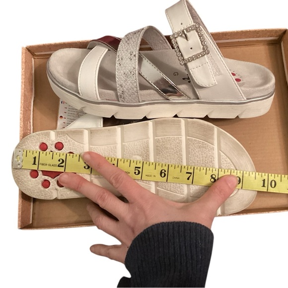 NWT Relife White Sandals Size 36, fits larger - Picture 8 of 10